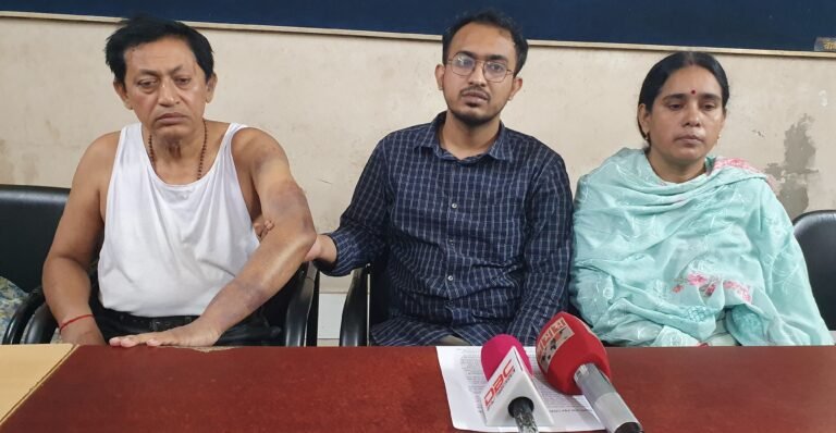 যশোরে হিন্দু পরিবারের সংবাদ সম্মেলন বিএনপি নেতার বিরুদ্ধে