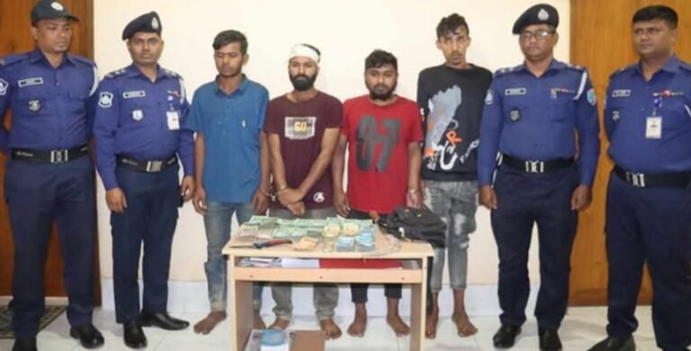 যশোরে ব্যবসায়ীর ৮ লক্ষ টাকা ছিনতাইয়ের ঘটনায় চারজন আটক টাকা উদ্ধার 