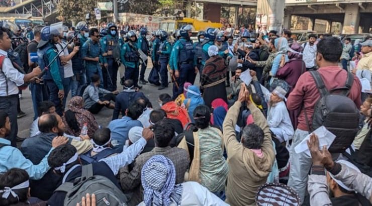 শাহবাগ মোড়ে অবরোধ করা শিক্ষকদের ছত্রভঙ্গ করে দিয়েছে পুলিশ