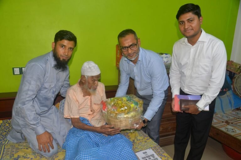 দ্বিতীয় বিশ্বযুদ্ধে জীবিত যোদ্ধা শামসুউদ্দিন কে দেখতে যান যশোর জেলা প্রশাসক