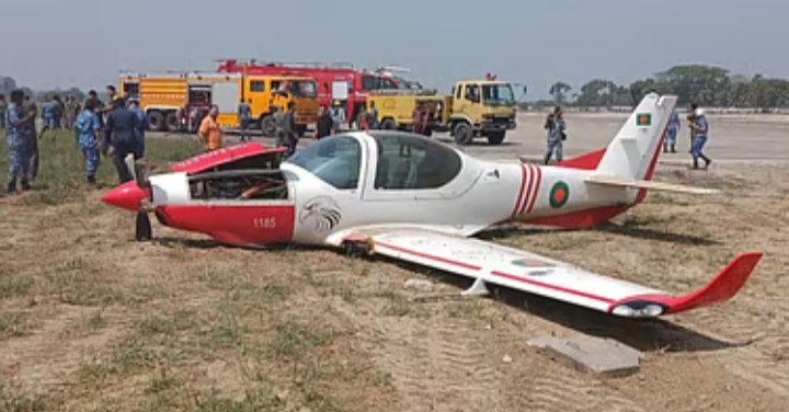 যশোরে প্রশিক্ষন বিমান আছড়ে পড়ল রানওয়েতে ” অক্ষত দুই পাইলট