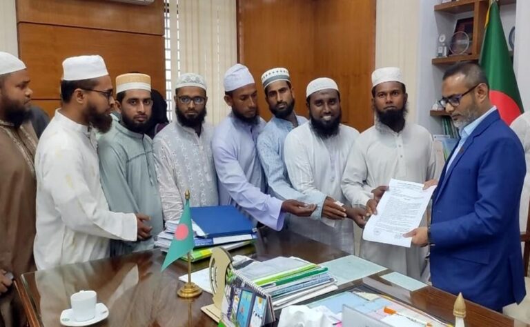 বেতন-ভাতা না পেয়ে দারুল আরকাম মাদরাসায় শিক্ষক-কর্মীদের জেলা প্রশাসকে কাছে স্মারকলিপি