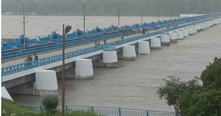 বেড়েছে তিস্তার পানি, খুলে দেওয়া হয়েছে ৪৪ গেট