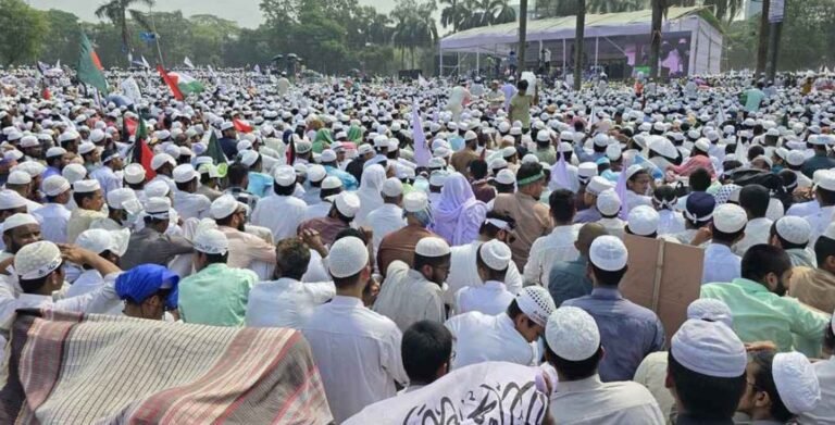 আ.লীগ নিষিদ্ধসহ ১২ দফা দাবি হেফাজতের, সমাবেশ থেকে কঠোর বার্তা