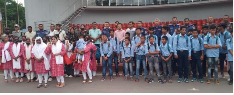 ভারতে পাচার হওয়া ৩৬ শিশু কিশোর কিশোরী বেনাপোল চেকপোষ্ট দিয়ে দেশে ফিরল