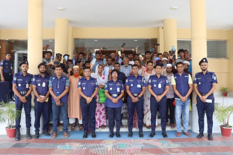 যশোরে সাইবার প্রতারণায় উদ্ধারকৃত মোবাইল ও অর্থ হস্তান্তর