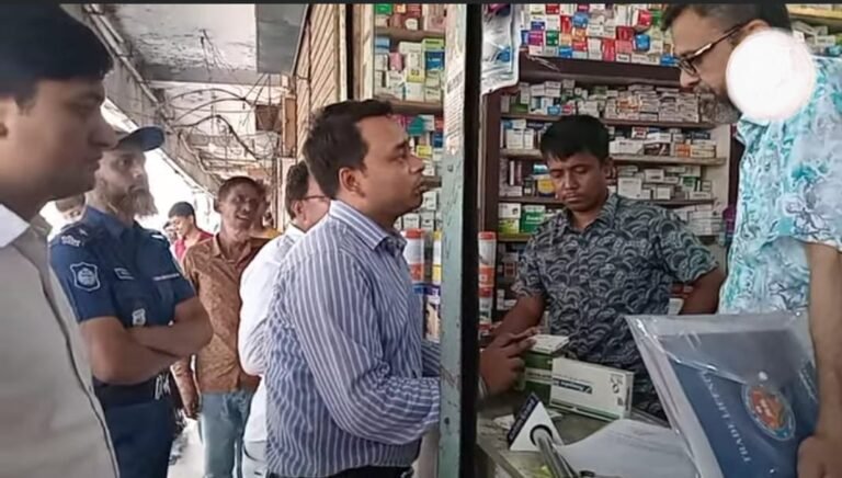 যশোরে স্যাম্পল ও মেয়াদোত্তীর্ণ ওষুধ রাখার দায়ে ৩ ফার্মেসিকে জরিমানা