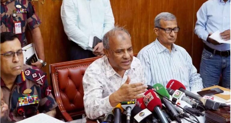পুলিশের হাতে থাকবে না প্রাণঘাতী অস্ত্র: স্বরাষ্ট্র উপদেষ্টা