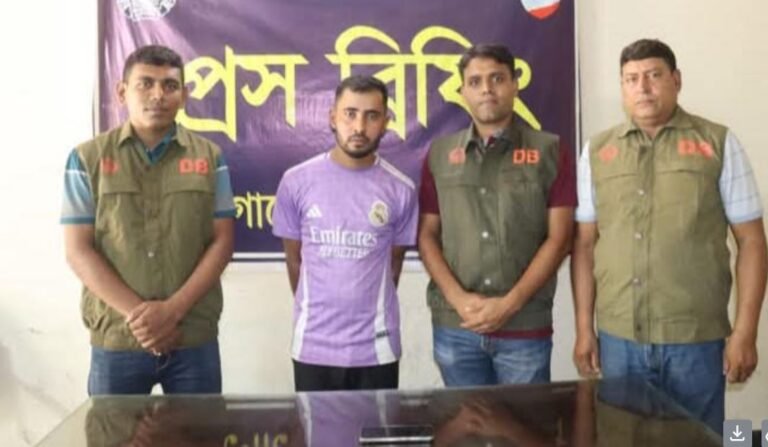 ব্ল্যাকমেইল করে চাঁদা দাবির অভিযোগে চাঁদপুরের সৌরভ যশোর ডিবির হাতে আটক