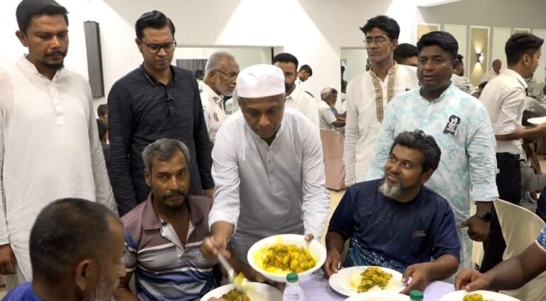 যশোরে শ্রমজীবী মানুষের জন্য স্বেচ্ছাসেবক দলের ব্যতিক্রমী মধ্যাহ্নভোজ