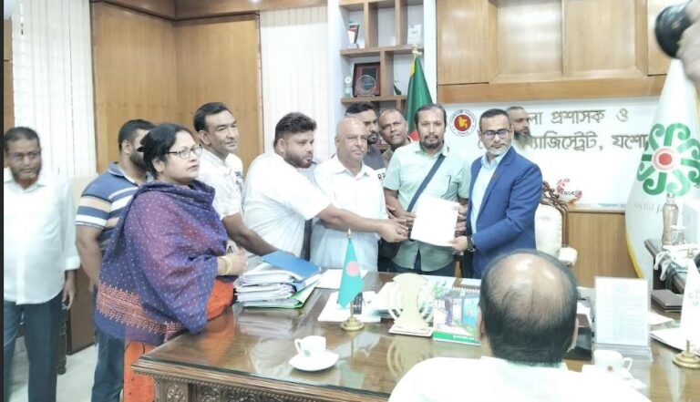 নকল নবিসদের চাকরি রাজস্ব খাতে অন্তর্ভুক্ত করার দাবিতে স্মারকলিপি প্রদান