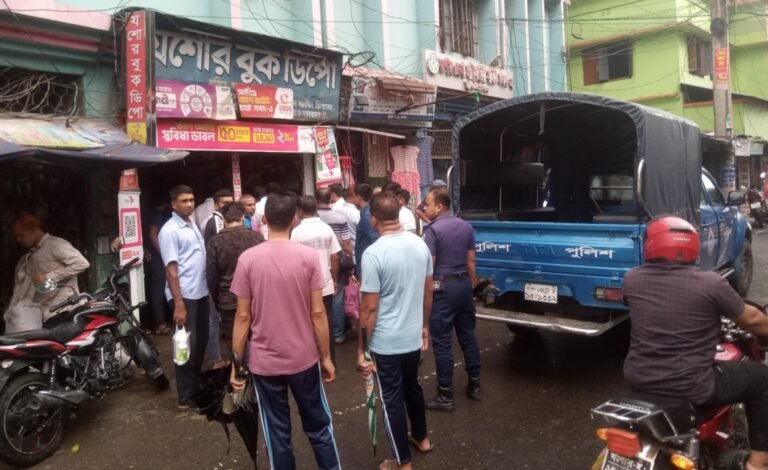 যশোরে দিনদুপুরে ব্যবসা প্রতিষ্ঠানের ক্যাশবাক্স ভেঙে দেড় লাখ টাকা চুরি