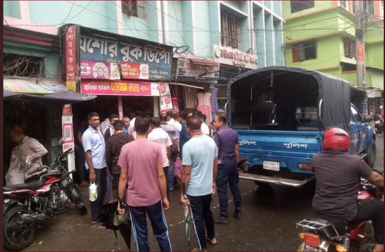 যশোরে দিনদুপুরে ব্যবসা প্রতিষ্ঠানের ক্যাশবাক্স ভেঙে দেড় লাখ টাকা চুরি