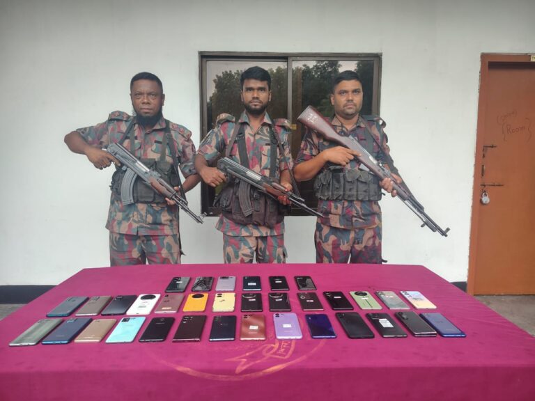 বেনাপোলে বিজিবির অভিযানে ১০ লাখ টাকার ৩৪টি ভারতীয় মোবাইল ফোন উদ্ধার