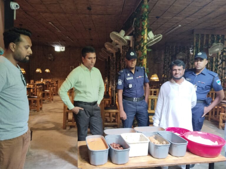 যশোরে ভোক্তা অধিকারের অভিযানে ফাস্টফুড দোকান ‘আড্ডা খানা’কে ৫০ হাজার টাকা জরিমানা