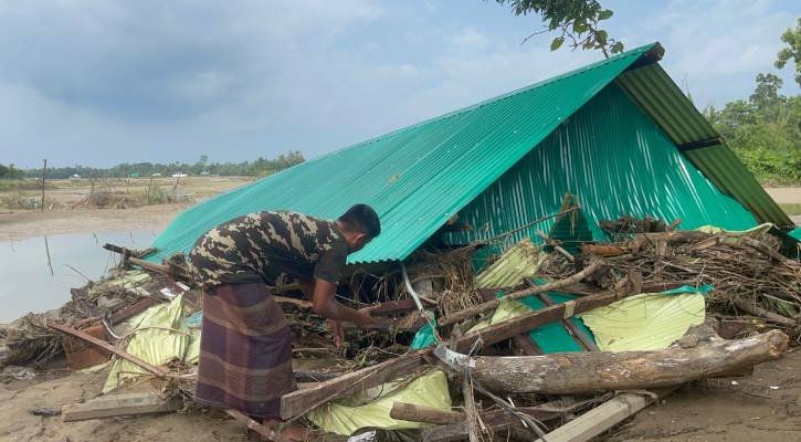 ‘ঘরে একমুঠো চালও নেই, ঘর-বসতি সব গেছে বানের পানিতে’