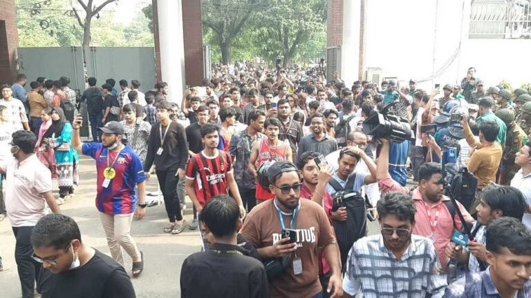 সচিবালয়ের ফটক ভেঙে ভেতরে ঢুকে পড়েছেন শিক্ষার্থীরা