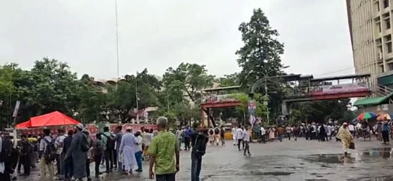 রাজধানীর শাহবাগ মোড়ে জুলাই সনদের দাবিতে বিক্ষোভ করছেন জুলাই যোদ্ধারা
