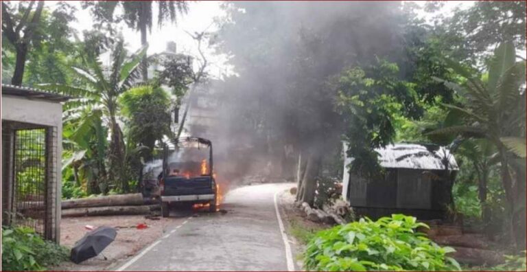 গোপালগঞ্জে পুলিশের গাড়িতে আগুন দিলো নিষিদ্ধ ছাত্রলীগ