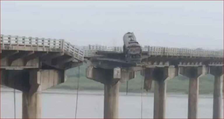 সেতু ভেঙে নদীতে পড়ে গেল যানবাহন, নিহত ১০