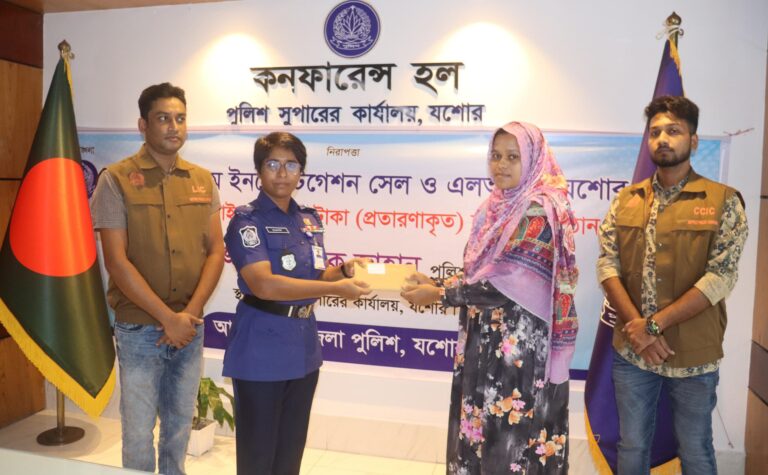 যশোরে প্রতারিতদের কাছে মোবাইল ও অর্থ ফিরিয়ে দিল পুলিশ