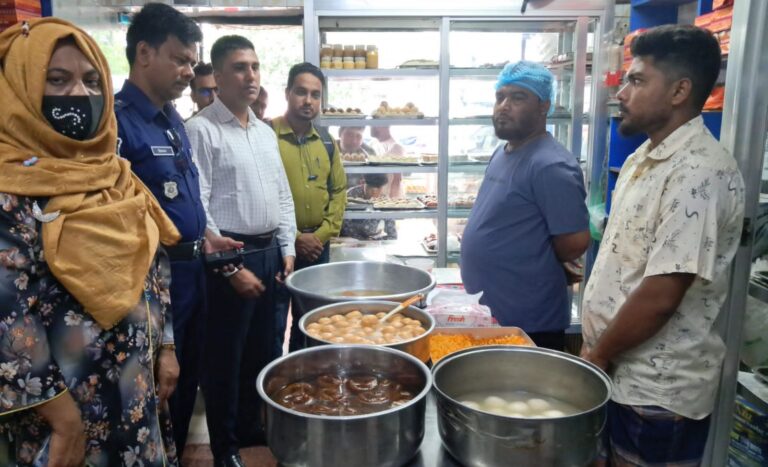 বেনাপোলে আজিজ মিষ্টান্ন ভান্ডারকে ১ লাখ টাকা জরিমানা