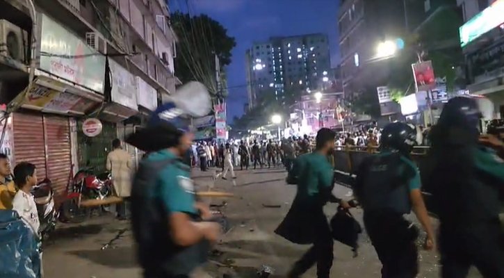 জাতীয় পার্টির কার্যালয়ের সামনে পাল্টাপাল্টি ধাওয়া