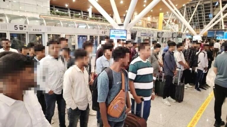 ফের ৯৮ বাংলাদেশিকে বিমানবন্দর থেকে ফেরত পাঠাল মালয়েশিয়া