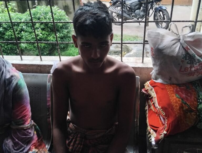 যশোরে চাকুসহ পুলিশের হাতে এক যুবক আটক