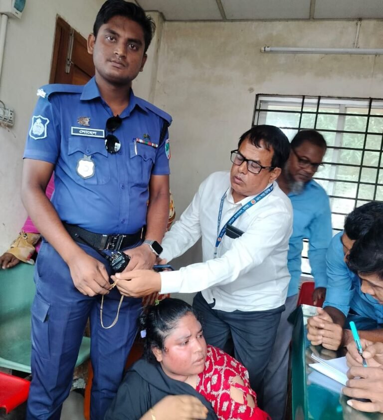 নারীর গলা থেকে সোনার চেইন ছিনিয়ে নেওয়ায় নারী আটক