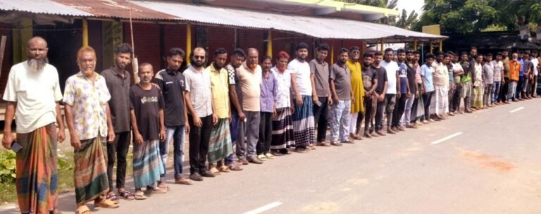 যশোরে ব্যবসায়িক প্রতিষ্ঠানে আগুন ধরিয়ে দেওয়ার ঘটনার প্রতিবাদে বিক্ষুব্ধ ব্যবসায়ীরা