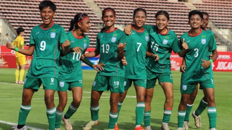 ইতিহাস গড়ার লক্ষ্যে শক্তিশালী একাদশ নিয়ে মাঠে নেমেছে বাংলাদেশ