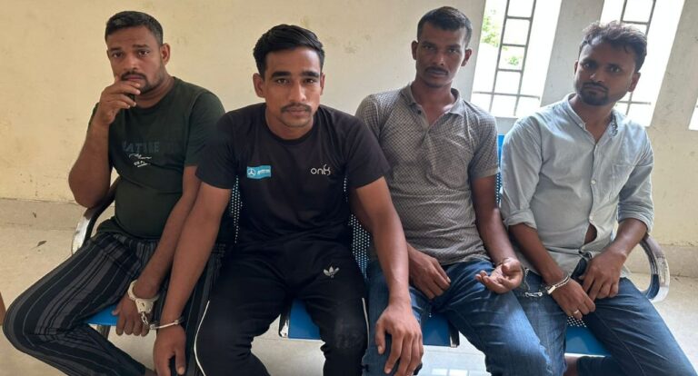বেনাপোলে বহির্গমন কার্ড প্রতারণায় চারজন আটক