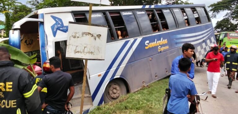যশোরে পরিবহন খাদে প্রাণহানি নেই