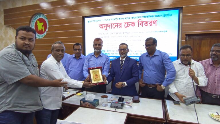 খুলনা বিভাগের ৪৬ সাংবাদিক পেলেন কল্যাণ ট্রাস্টের আর্থিক সহায়তা দায়িত্বশীল নাগরিক সম্মাননা পেলেন সাংবাদিক নেতা শহিদ জয়