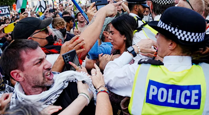 লন্ডনে ফিলিস্তিনপন্থী সংগঠনের পক্ষে বিক্ষোভ, গ্রেপ্তার ৪২৫