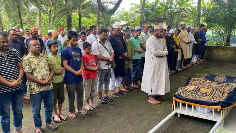 যশোরে সাংবাদিক গোলাম মোস্তফা মুন্নার স্ত্রী কবি নুরজাহান আরা নীতির দাফন সম্পূর্ণ