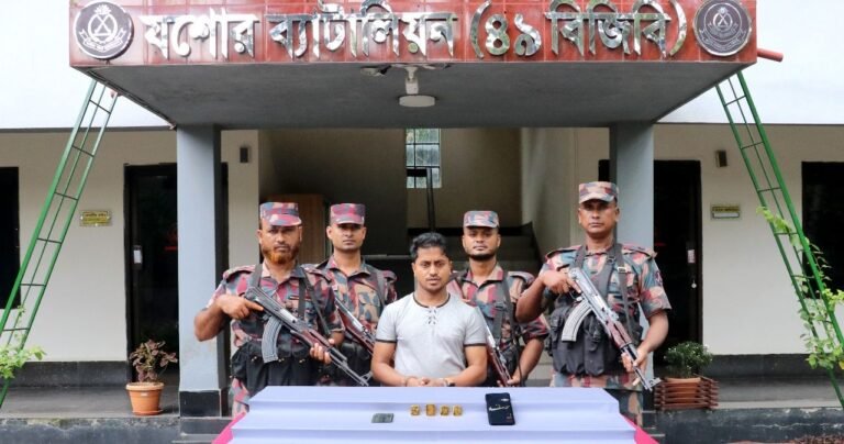 যশোরে ৪টি স্বর্ণের বারসহ যুবক আটক