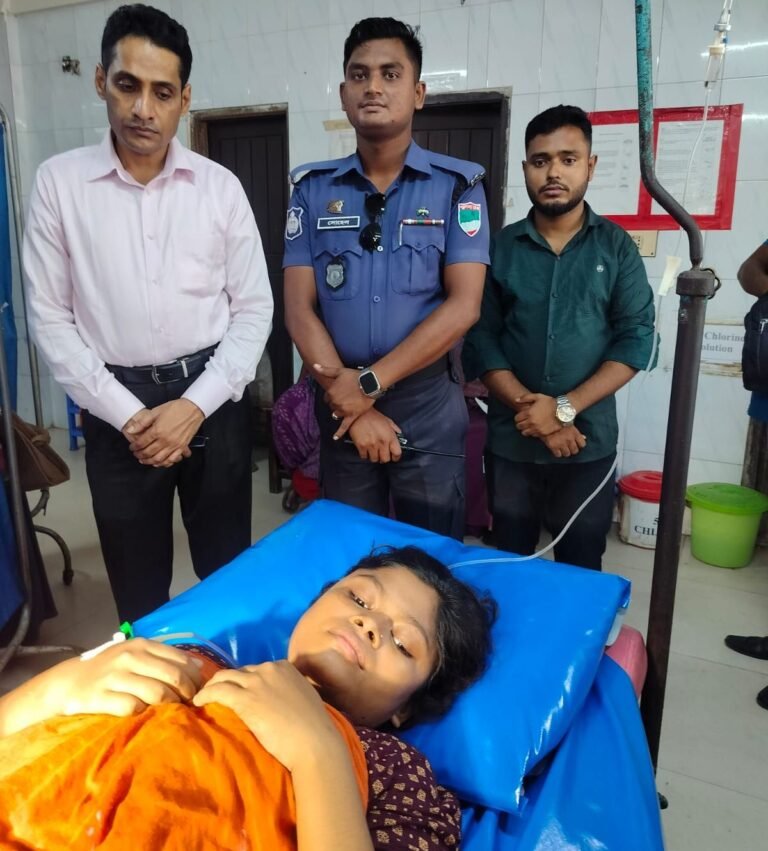 ট্রলির উপর জন্ম দিলেন পুত্র সন্তান চিকিৎসার দায়িত্ব নিলেন তত্ত্বাবধায়ক ডাঃ হুসাইন সাফায়েত