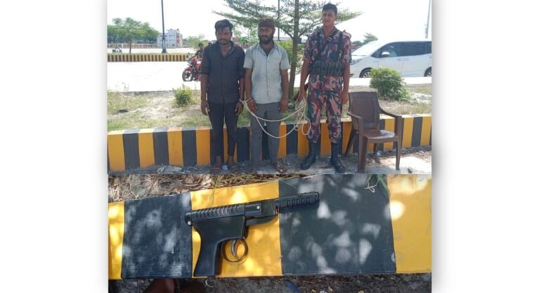 বেনাপোলে কাঁচা মরিচের ট্রাক থেকে পিস্তল-গুলিসহ দুই ভারতীয় আটক