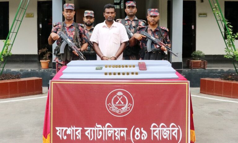 যশোরে তিন কোটি টাকার সোনাসহ যুবক আটক