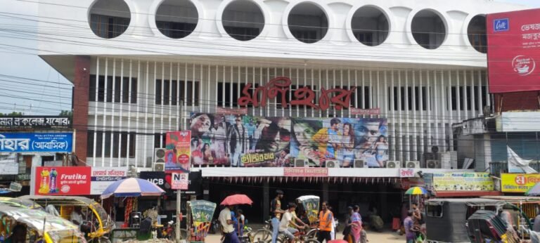 যশোরের ঐতিহ্যবাহী ‘মণিহার’ সিনেমা হল ভেঙে ফেলার সিদ্ধান্ত 