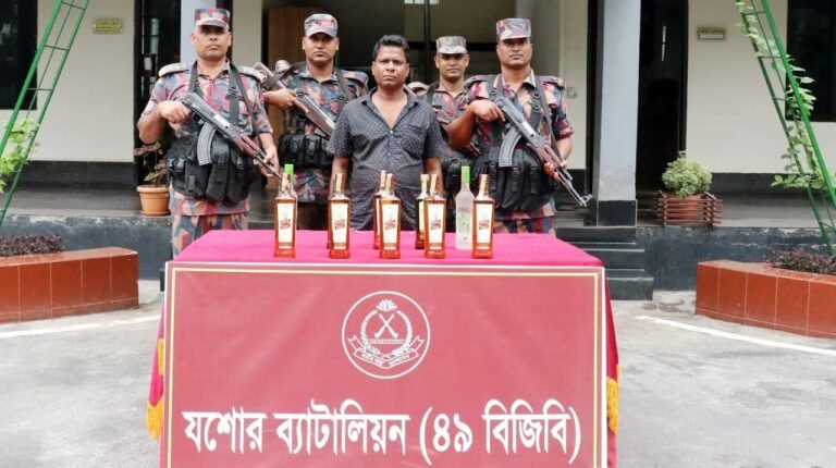 যশোরে ১০ বোতল বিদেশি মদসহ বিজিবির হাতে ভারতীয় নাগরিক আটক