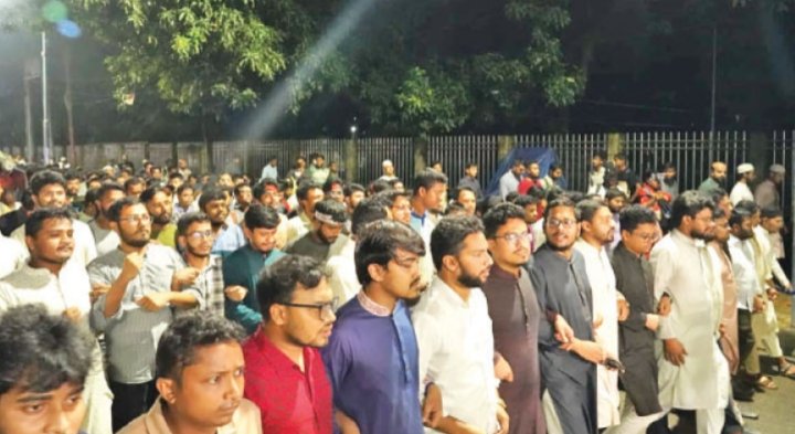 শাহবাগে ছাত্রশিবির সমর্থকদের স্লোগানে-উল্লাসে মেতে উঠছে