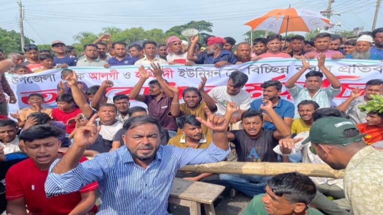 আসন বিন্যাসের প্রতিবাদে ভাঙ্গায় সড়ক ও রেলপথ অবরোধ