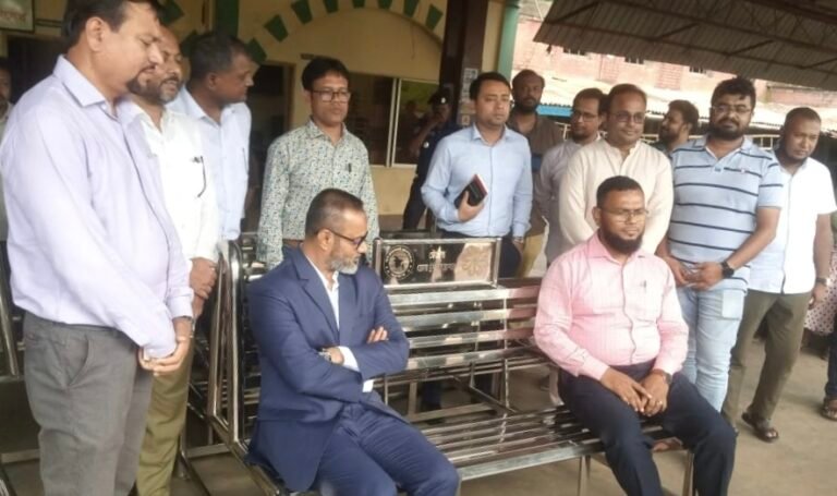 যশোর রেলওয়ে স্টেশনে নতুন বেঞ্চ স্থাপন