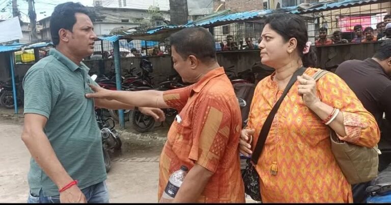 যশোরে থানা চত্বরে নাটক: এক নারীকে নিয়ে দুই স্বামী