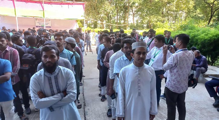 চাকসুর ভোটগ্রহণ শুরু