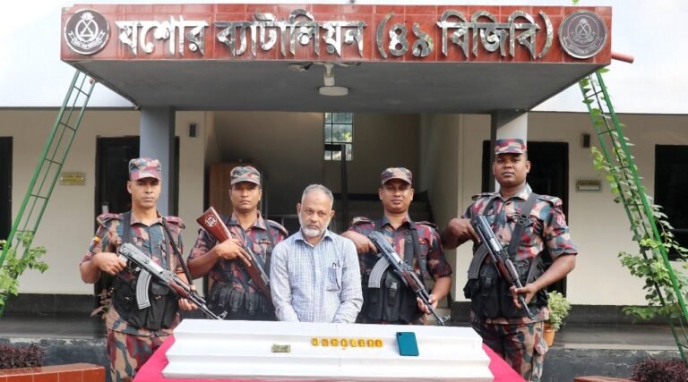 যশোরে আটটি স্বর্ণের বার ও একটি স্বর্ণের আংটিসহ এক পাচারকারী আটক