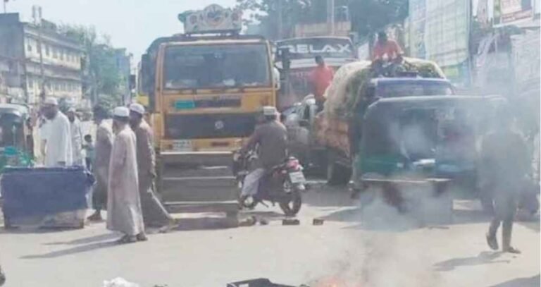 চট্টগ্রামে বাসের ধাক্কায় হেফাজত নেতার মৃত্যু, মহাসড়ক অবরোধ